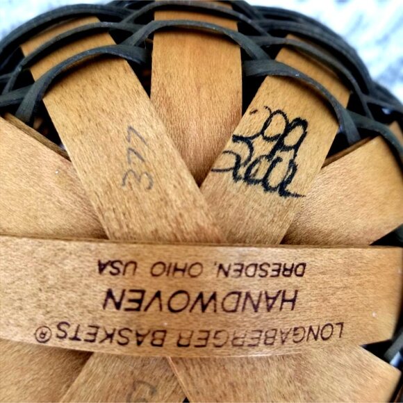 Longaberger 2002 Santas Helper Hanging Basket Red Liner Green Accent Weave Leath - Picture 4 of 6